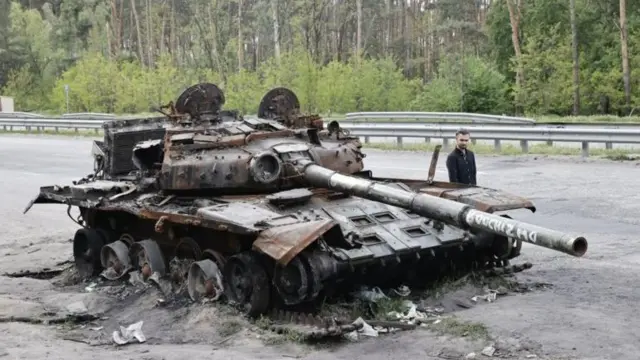 Une carcasse de char détruit.