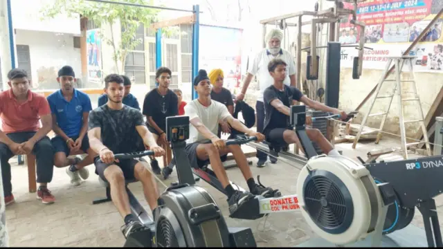 ਰੋਇੰਗ ਦੀ ਸਿਖਲਾਈ ਲੈਣ ਆਉਂਦੇ ਬੱਚੇ