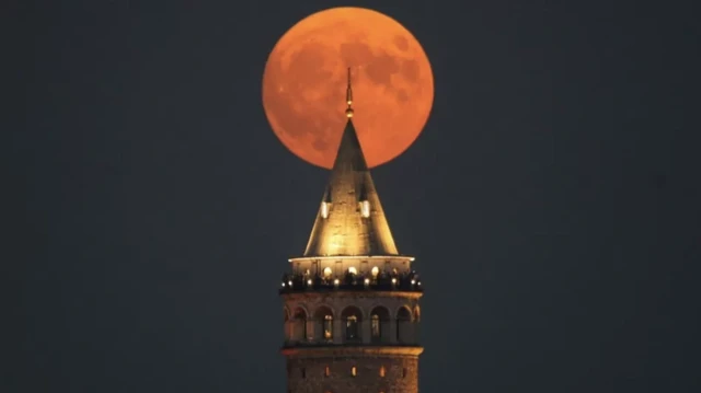Galata Kulesi ile birlikte Ay'ın fotorafı