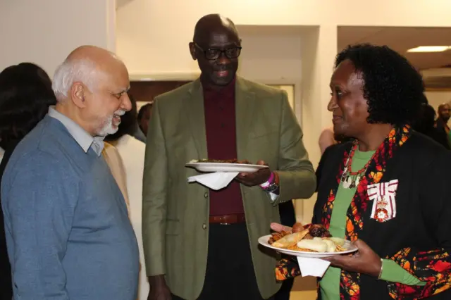 uwusrukira Urwanda mu Bwongereza Johnston Businge hagati y'abantu babiri 