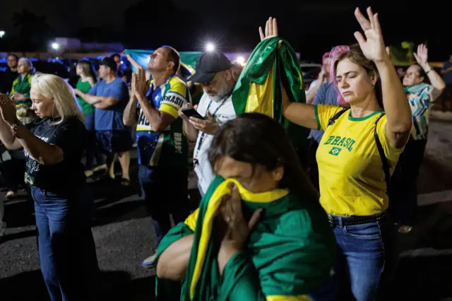 Bolsonaristas participam de vigília