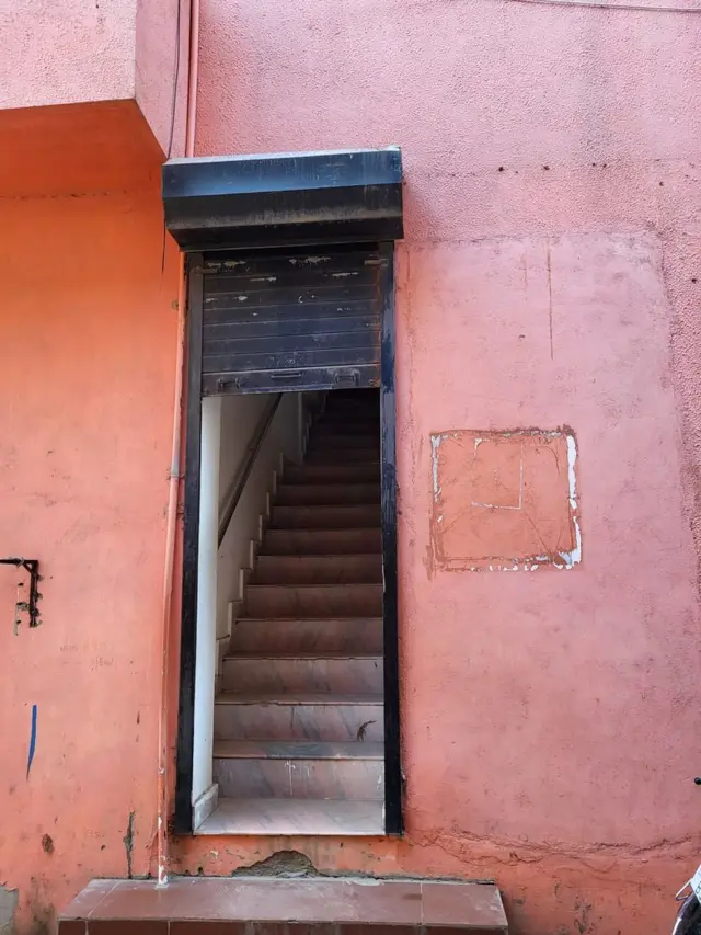 મોરિસની કોર્ટમાં જવા માટે લોકો અહીં લાઈનમાં ઊભા રહેતા હતા