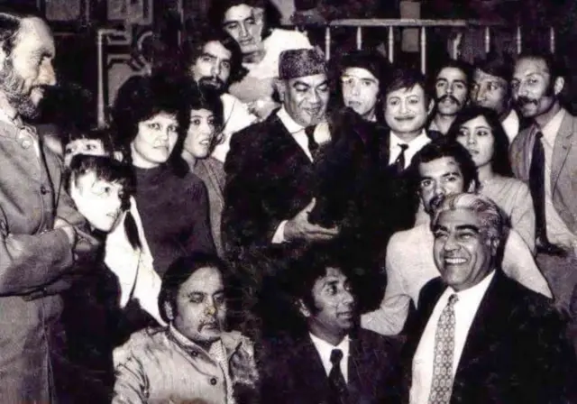 هنرمندان تئاتر در سالن "کابل ننداری". پریم نات بازیگر سینمای هند شخص وسط، حبیبه عسکر، مزیده سرور، خورشید پایا، رفیق صادق، استاد بیسد، اسد تاجزی و دیگران