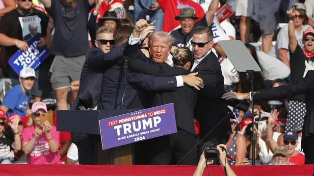 اولین تلاش برای سوءقصد علیه جان دونالد ترامپ در تابستان در جریان تجمعی انتخاباتی در شهر باتلر در پنسیلوانیا اتفاق افتاد و یک گلوله گوش او را خراش داد
