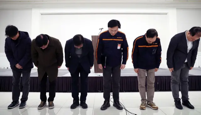 Генеральний директор авіакомпанії Jeju Air Кім І-бе та її офіційні представники