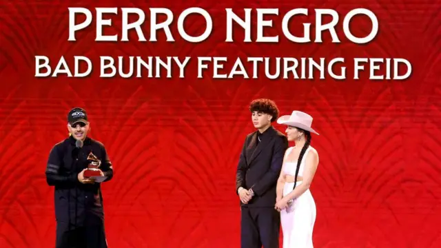 El arstista Feid recogiendo un Grammy por su canción Perro Negro en 2024.