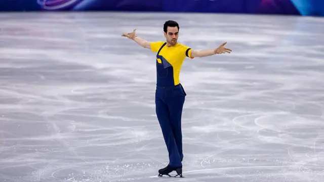 Umetnički klizač Tomas Ljorenc Guarino Sabate na ledu na ZOI u odelu minjona