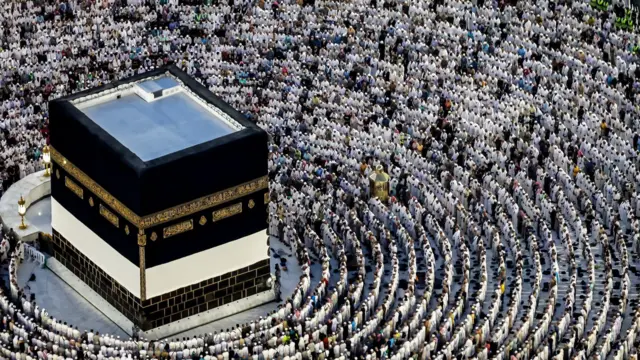 Hajj: Uretse abapfuye, abashika 2 700 bamenyekanye ko baravye kubera ubushuhe.