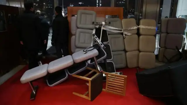 و با پناه گرفتن در آنجا رای بدهند