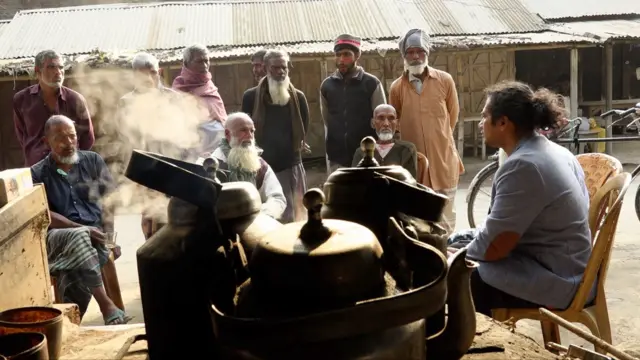 বাখোরালী বাজারে গ্রামবাসীর সঙ্গে আলাপে বিবিসির সাংবাদিক 