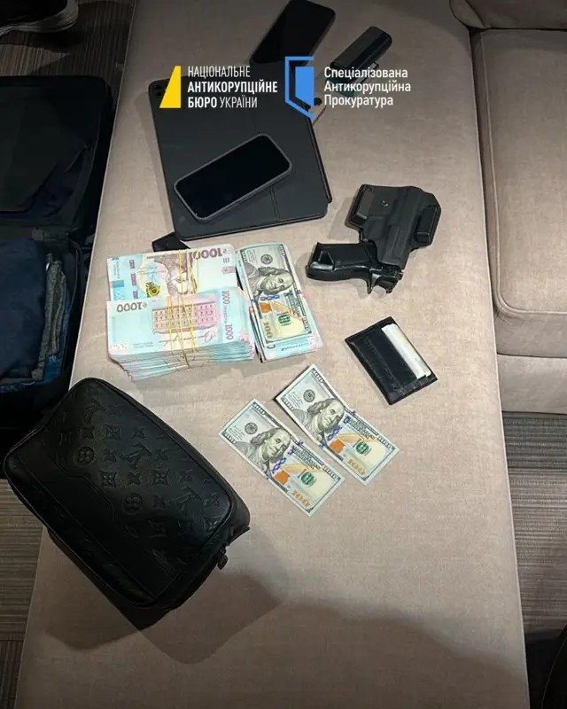 Пачки доларів на столі 