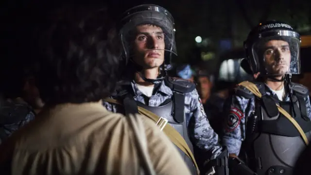 Полиция на улице Хоренаци в Ереване