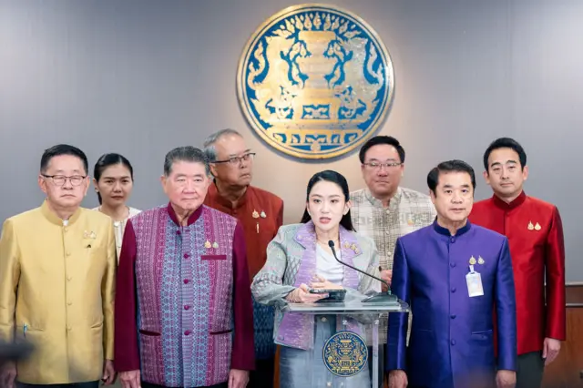 แพทองธาร ชินวัตร กับ รมต. จากพรรคเพื่อไทย ซึ่งคนเหล่านี้ยังอยู่กันครบในการปรับ ครม. “แพทองธาร 1/1”