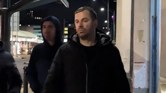 फ्लोर्जन रेका (उजवीकडे) आणि त्याचा भाऊ रोलँड (डावीकडे) हे दोघेही महिलांचे गुप्तपणे व्हीडिओ काढणारी चॅनेल्स चालवतात.