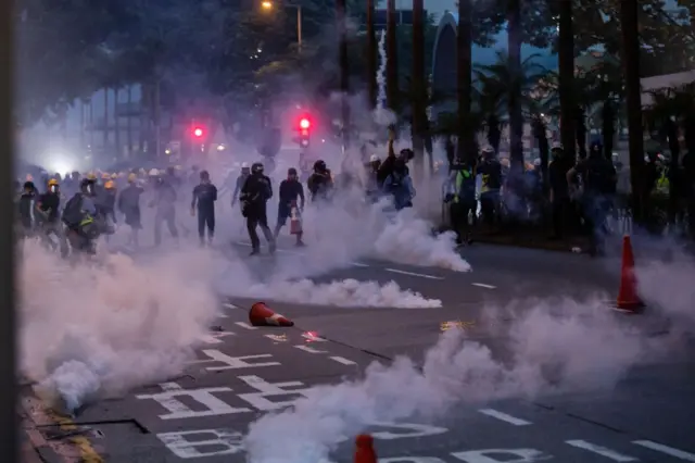 2019年8月11日,在香港湾仔的街道上,有人在示威,警察发射催泪弹。
