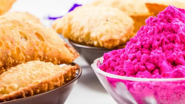 ગુજિયા અને હોળીના રંગ