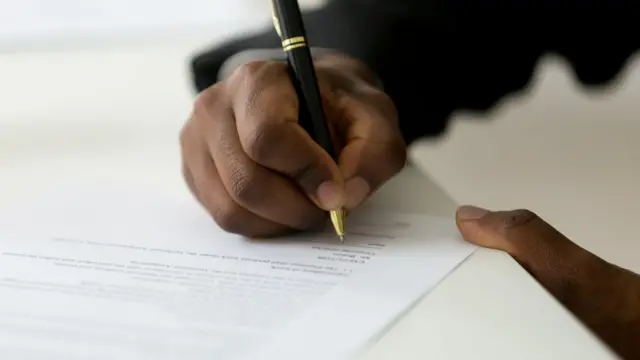 Un hombre escribiendo