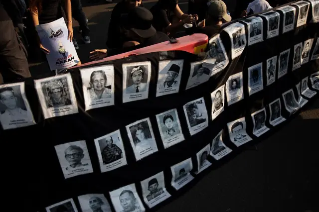 Foto-foto menggambarkan korban pelanggaran hak asasi manusia di Aksi Kamisan ke-876, atau Protes hari Kamis, dengan tema 'Mengingat Peringatan 21 Tahun Pembunuhan Munir: Indonesia dalam Keadaan Darurat Terkait Kekerasan dan Ketidakadilan,' di depan Istana Merdeka di Jakarta, Indonesia, pada 4 September 2025