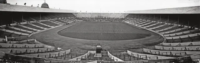 ورزشگاه ومبلی با نام "امپایر استادیو م" در آوریل ۱۹۲۳ افتتاح شد