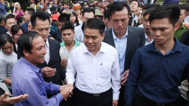 Ông Nguyễn Đức Chung về làng Mỹ Đức, Đồng Tâm để đối thoại với người dân hồi tháng 4/2017