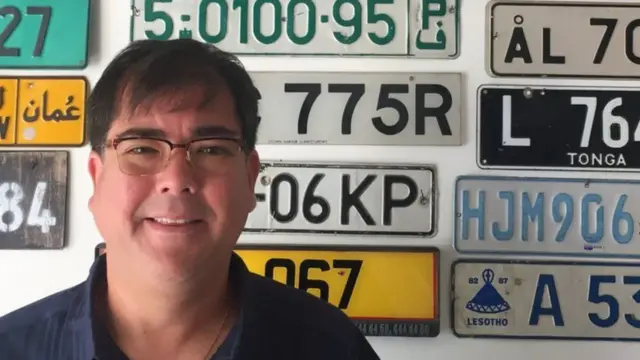 Andrew muddo 40 sano ah ayuu uruurinayay taargooyinka dalalka adduunka