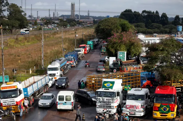 Imagem mostra caminhões e outros veículos paradosmelhor slot blazeestradas