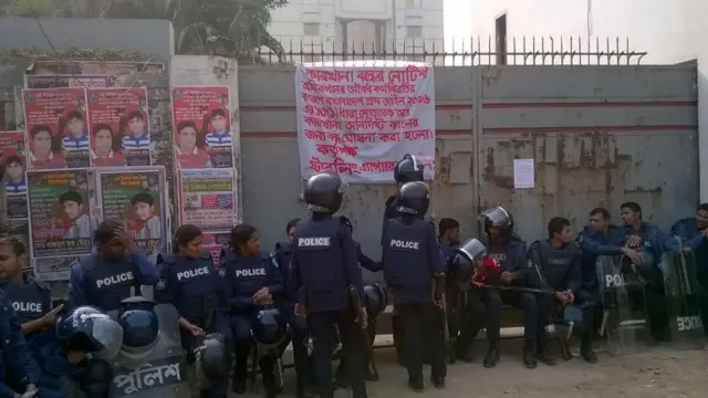 বন্ধ করা কারখানার সামনে পুলিশ মোতায়েন করা হয়েছে।