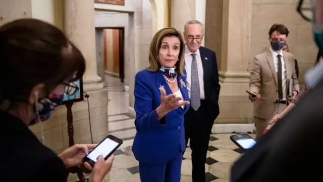 نانسي بيلوسي، رئيسة مجلس النواب الأمريكي، تقول إن الولايات المتحدة ستقدم حزمة إنقاذ تتجاوز كلفتها 1.3 مليار دولار