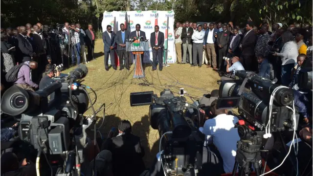 Agosti 16, 2017 : Katika ofisi za Muungano wa upinzani Kenya,Raila Odinga alitangaza kwamba atapeleka mashtaka yake ya kupinga matokeo ya uchaguzi. Pia aliwasihi wafuasi wa chama kuandamana kwa siku ilifuata