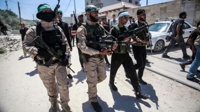 Hombres armados palestinos de las Brigadas Izz al Din al Qassam, afiliadas al Movimiento de Resistencia Islámica Hamás, vistos durante el funeral de cuatro palestinos muertos en el ataque aéreo.