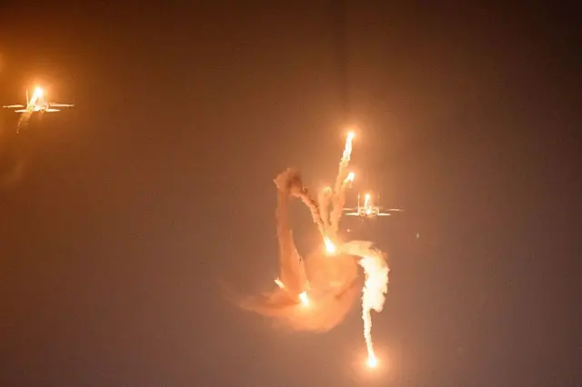 မတ်လ ၂၇ ရက်နေ့ ညပိုင်းတုန်းက နေပြည်တော်မှာ လေကြောင်းပြပွဲမှာ ပြသနေတဲ့ စစ်တပ်တိုက်လေယာဥ်များ