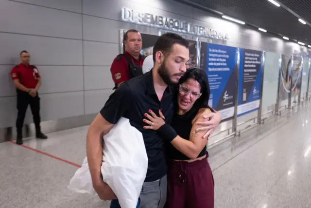 Un hombre recién deportado de Estados Unidos a su llegada al aeropuerto de Minas Gerais abraza a una mujer, que llora. 