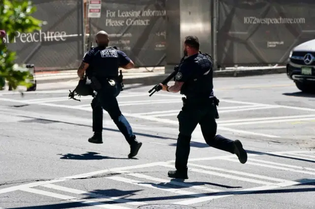 Policiais correm armados