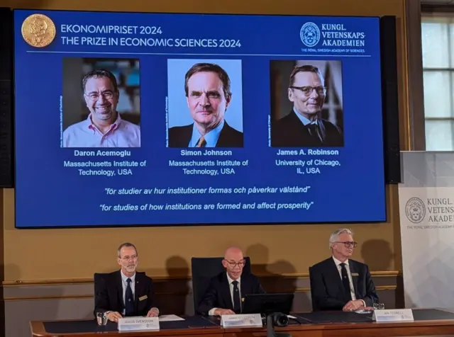 El Comité del Nobel anuncia a los tres ganadores del Nobel de Economía 2024 y proyecta sus fotos