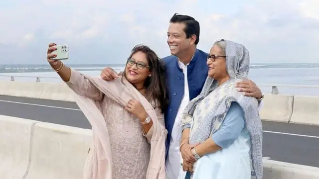 পদ্মা সেতুতে শেখ হাসিনার সঙ্গে তার পুত্র ও কন্যার সেলফি