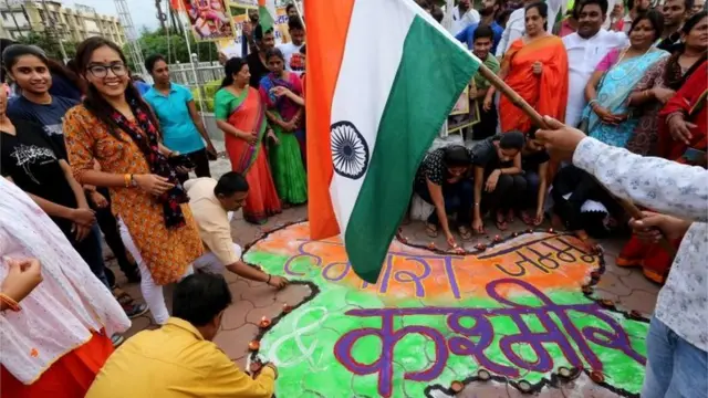 जश्न मनाते लोग