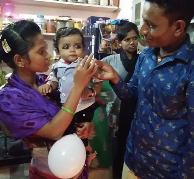 અજય ધરજીયા અને તેમનો પુત્ર અને પત્ની પૂજા