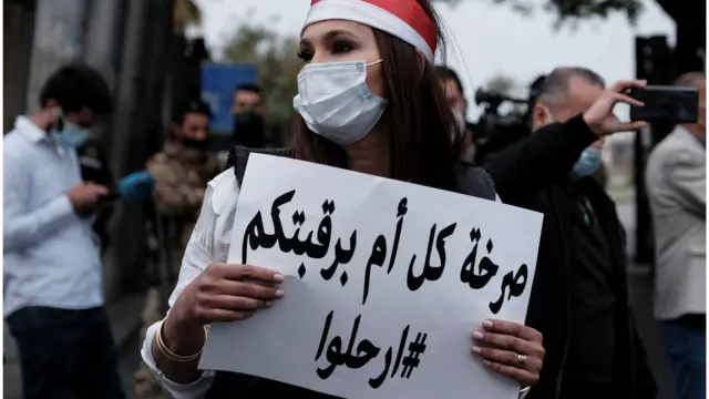 متظاهرة لبنانية