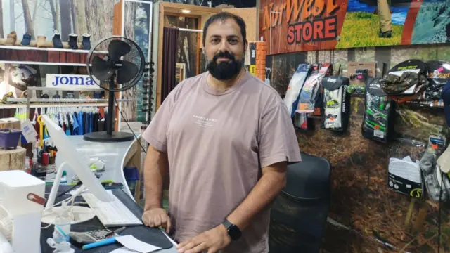 Jorge Aranda en su tienda de productos deportivos Norwest Store, en Viña del Mar, Chile.