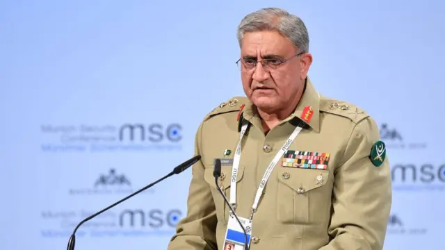 পাকিস্তানের সেনা প্রধান জেনারেল কামার জাভেদ বাজওয়া। বলা হচ্ছে সেনাবাহিনীর সঙ্গে ইমরান খানের সম্পর্ক খারাপ যাচ্ছে।