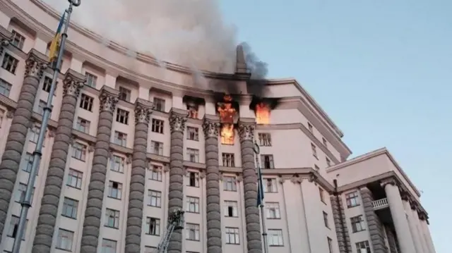 ساختمان اصلی دولت اوکراین در کی‌یف که هدف حمله هوایی روسیه قرار گرفته است