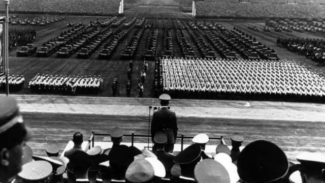 Adolfo Hitler liderando un desfile militar en Nuremberg