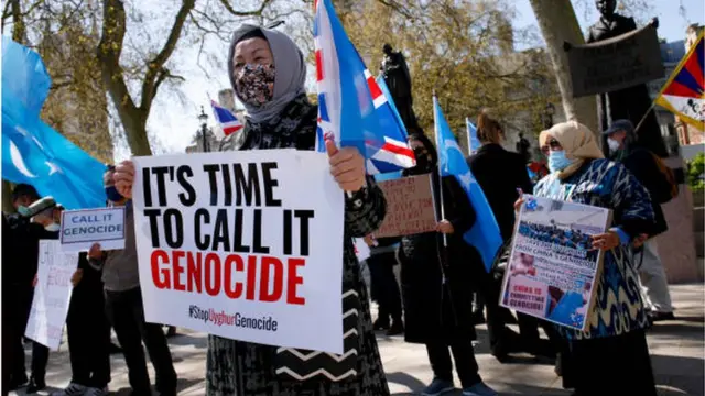 مطاهرة خارج مبنى مجلس العموم البريطاني في لندن لافراد من أبناء الإيغور وناشطين حقوقيين