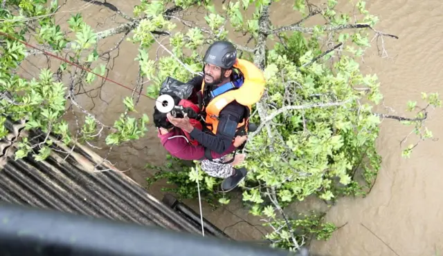 வெள்ளப் பெருக்கில் சிக்கிய மக்களை மீட்கும் இலங்கை விமானப் படை