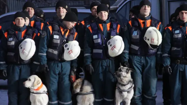 Спасатели МЧС России и собаки