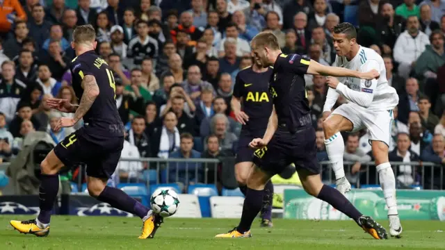 رونالدو يحاول التسديد على مرمى توتنهام