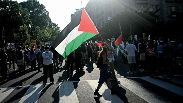 Washington'da İsrail Başbakanı Binyamin Netanyahu'yu protesto eden bazı göstericiler Filistin bayrakları taşıdı