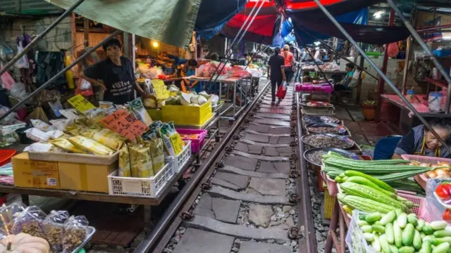 Hàng hóa được bày bán hai bên đường ray