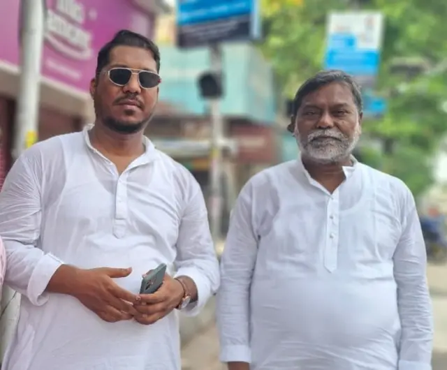 মোহম্মদ হুসেন (ডান দিকে) ও তার ছেলে