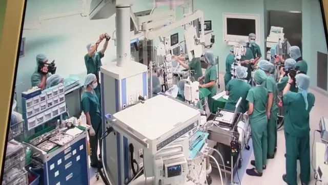 Hình ảnh các phóng viên tác nghiệp trong phòng mổ